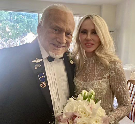 Aldrin se casó por cuarta vez el 20 de enero de este año, el día de su cumpleaños número noventa y tres, con Anca Faur, de sesenta y tres, Foto: Twitter @TheRealBuzz