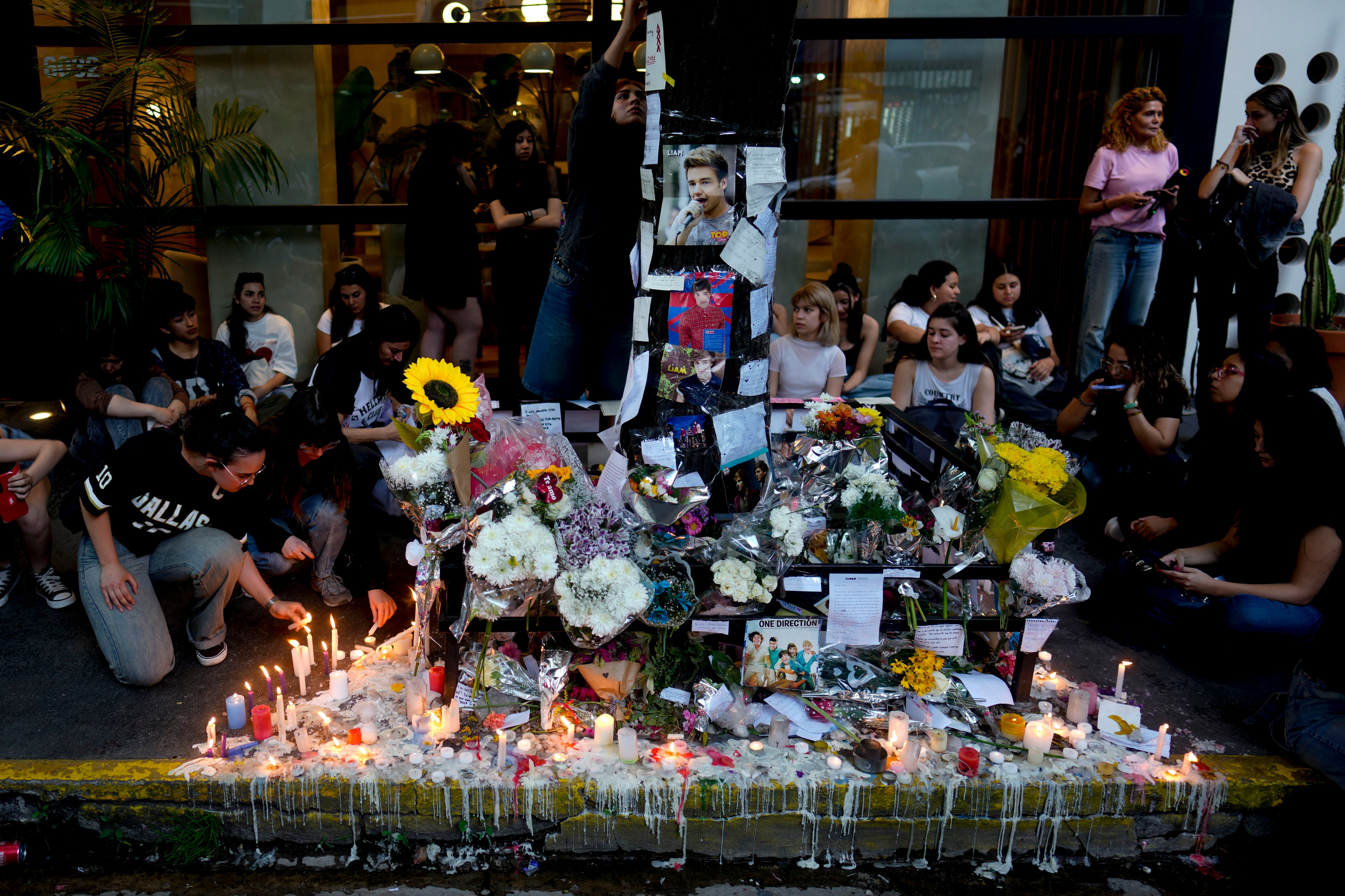 El santuario para conmemorar a Liam Payne frente al hotel Casa Sur, donde perdió la vida (AP Foto/Natacha Pisarenko)