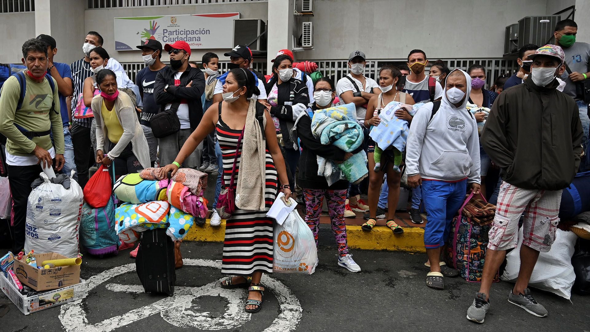 Miles de venezolanos que llegaron a Colombia huyendo la crisis económica y humanitaria de su país ahora tratan de regresar desesperados porque la pandemia del coronavirus los dejó sin trabajo, ni medio de subsistencia. 