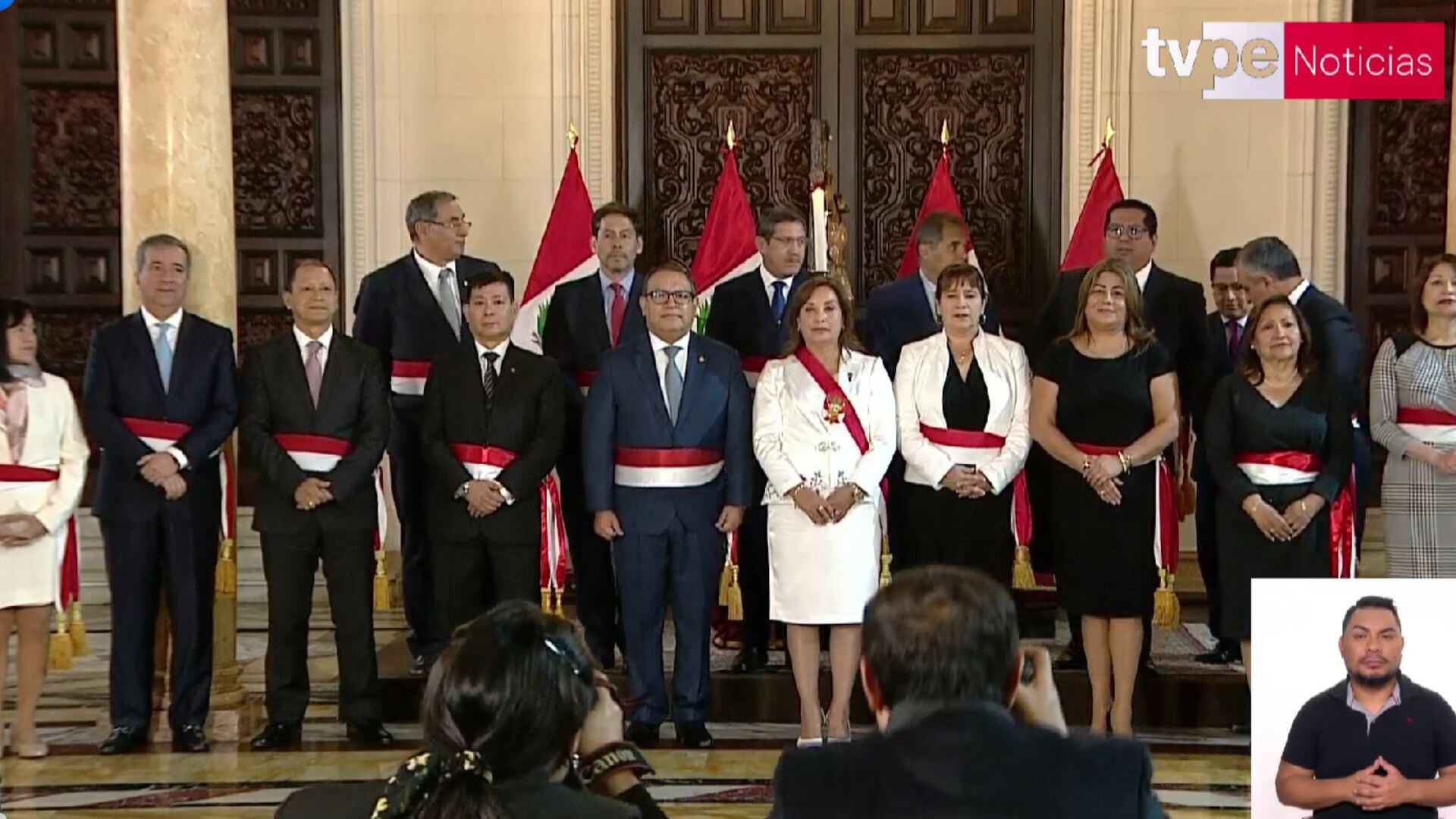 Los nuevos ministros posan para la foto - crédito TV Perú