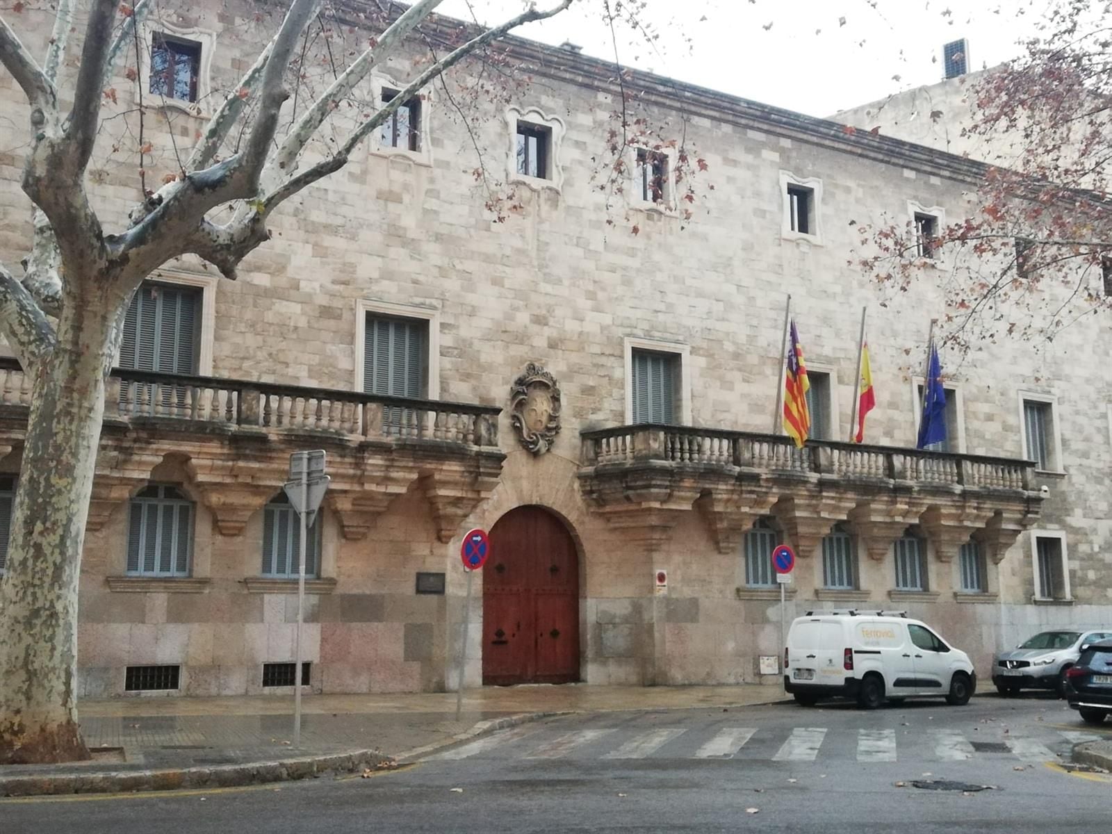 Los fiscales solicitan una sentencia de 14 años de prisión para un instructor de tenis acusado de abusar sexualmente de un joven estudiante en Palma.