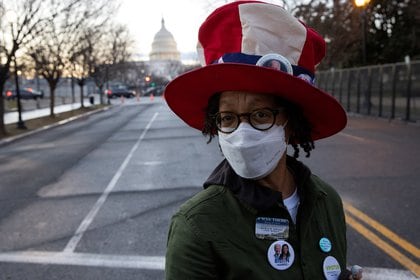 Teri McClain voló desde Seattle para presenciar el día de la toma de posesión del presidente electo, Joe Biden. REUTERS / Caitlin Ochs