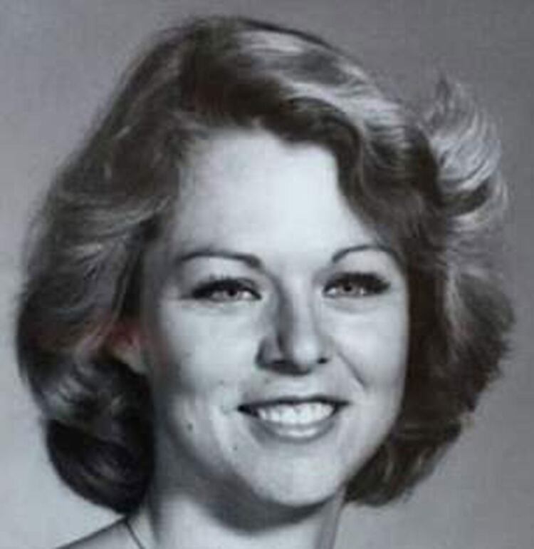Rhonda Wicht tenía 24 años cuando fue hallada muerta en su habitación de su vivienda de Simi Valley, California. Había sido golpeada, violada y ahorcada
