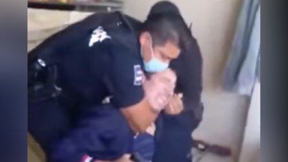 Los policías usaron fuerza desmedida para detener al hombre, aunque no se lo llevaron teme por su seguridad ya que tienen su dirección Foto: Captura/Facebook Cine Tijuana