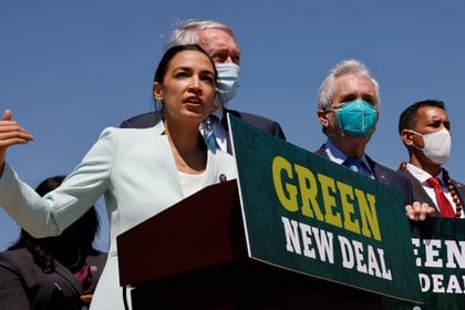 La congresista Alexandria Ocasio-Cortez lideran una conferencia de prensa en el Capitolio de Washington DC en la que reintroduce el Green New Deal REUTERS/Jonathan Ernst