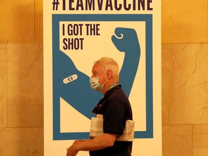 Un hombre asiste a un sitio de vacunación el 12 de mayo de 2021, en la estación Grand Central de Nueva York (EE.UU.). EFE/ Peter Foley

