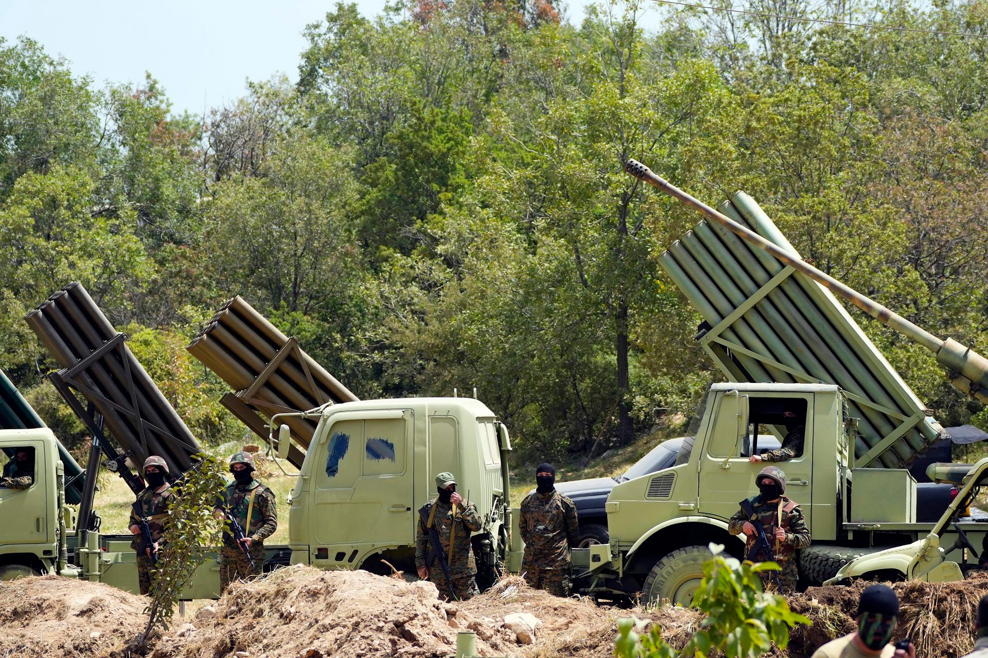 Terroristas de Hezbollah preparan un lanzador múltiple de misiles en una zona cercana a la frontera del Líbano con Israel