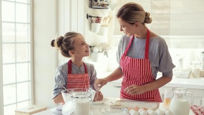 En todos los países las madres dedican más tiempo a las actividades de cuidado infantil que los padres (Shutterstock)