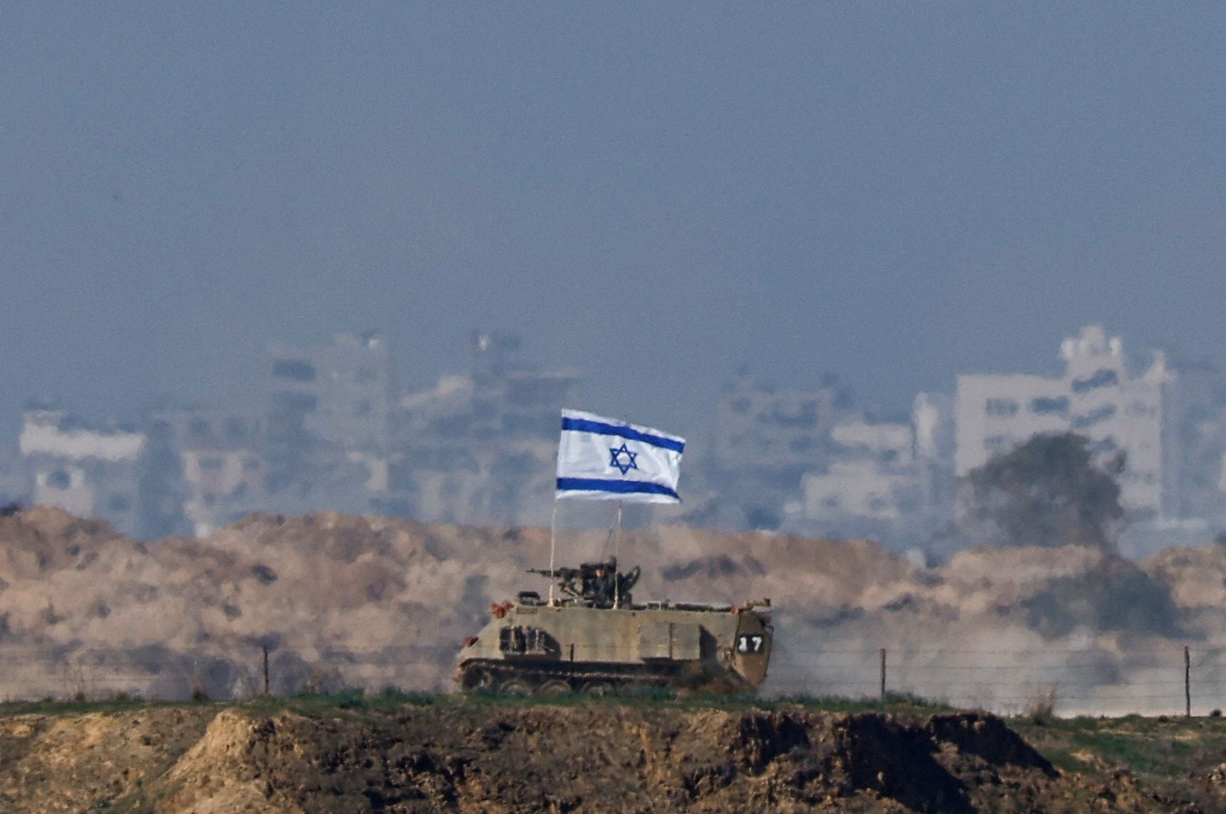 Un vehículo militar israelí conduce a lo largo de la frontera con Gaza, en medio del conflicto en curso entre Israel y el grupo islamista palestino Hamás, visto desde el sur de Israel, el 20 de diciembre de 2023. REUTERS/Clodagh Kilcoyne IMÁGENES TPX DEL DÍA