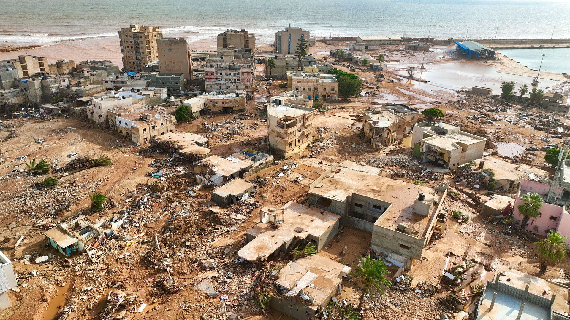 Una vista general de la ciudad de Derna el martes 12 de septiembre de 2023. La tormenta mediterránea Daniel causó inundaciones devastadoras en Libia que rompieron represas y arrasaron barrios enteros en varias ciudades costeras; la destrucción pareció mayor en la ciudad de Derna. (Foto AP/Jamal Alkomaty)

