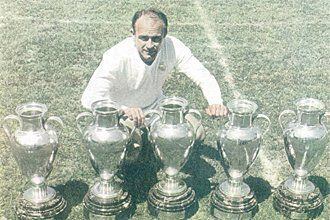 Alfredo Di Stéfano con las copas de Europa. (Redes)