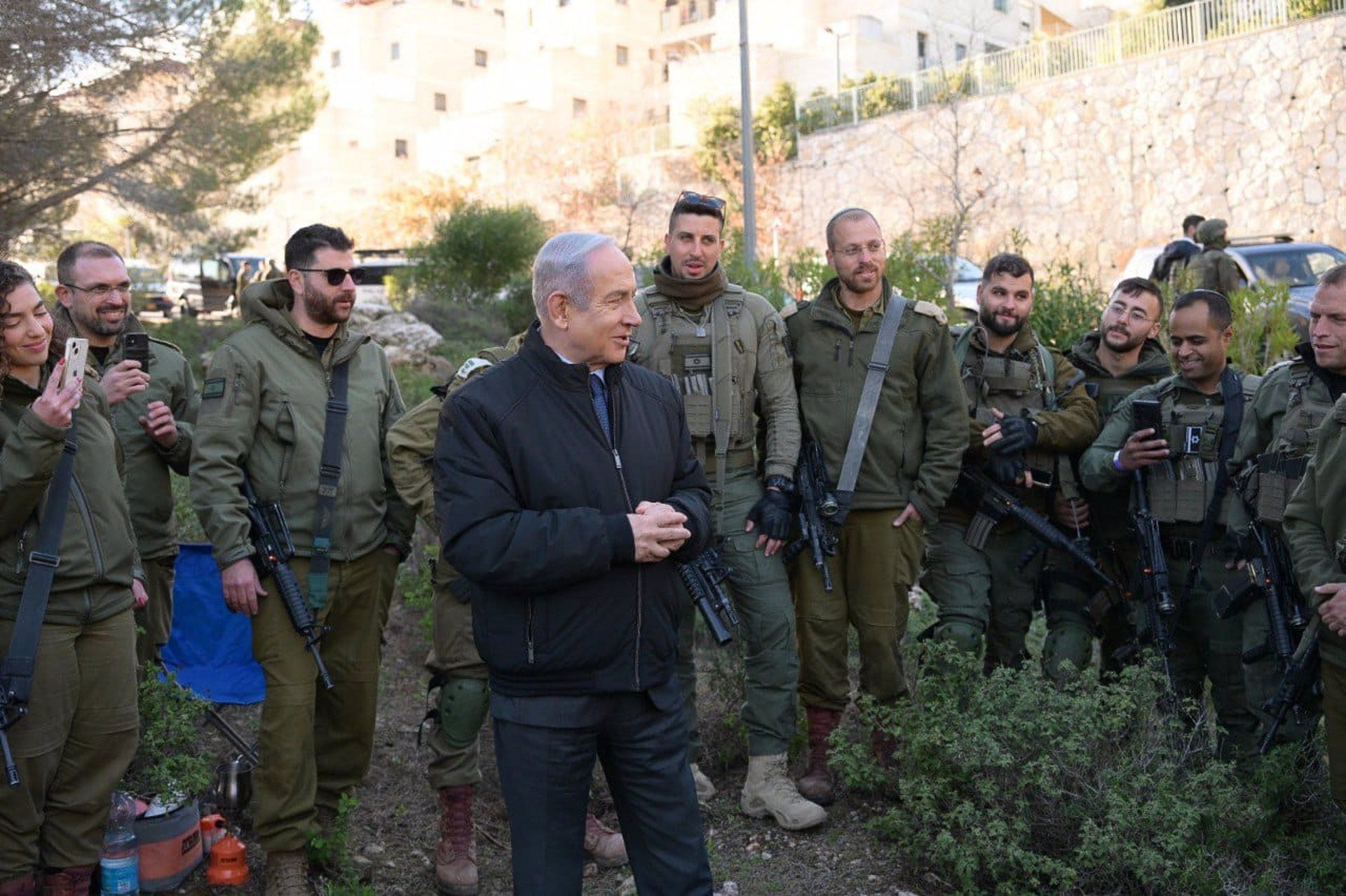 El primer ministro Benjamin Netanyahu se reúne con soldados del Ejército israelí en la comunidad de Eli (Foto: Europa Press)