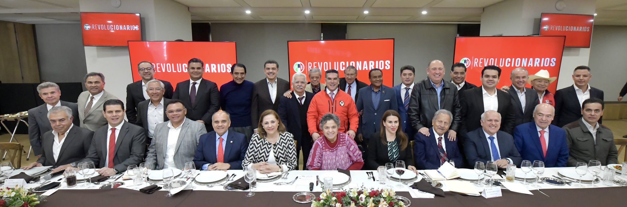 El presidente del PRI compartió una comida con exgobernadores (Twitter/@alitomorenoc)