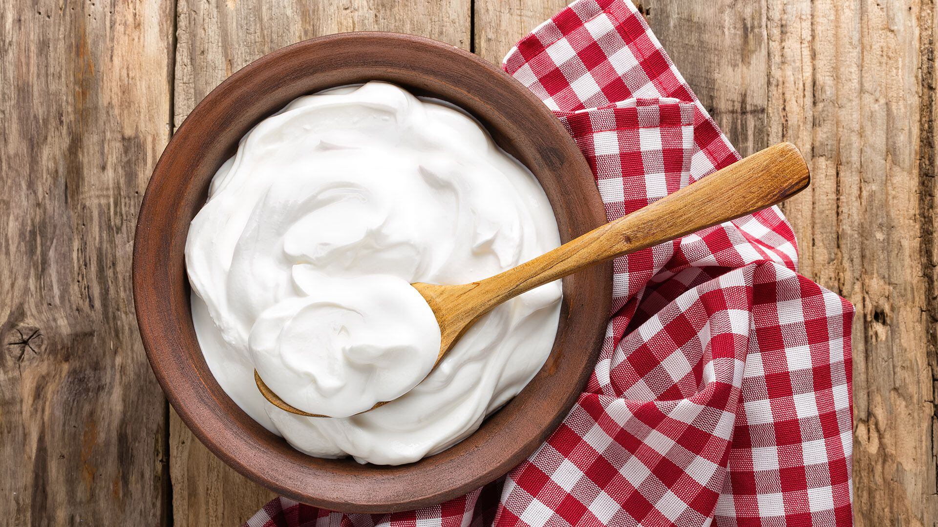 El yogur es uno de los alimentos más conocidos como vehículo de probióticos (Getty)