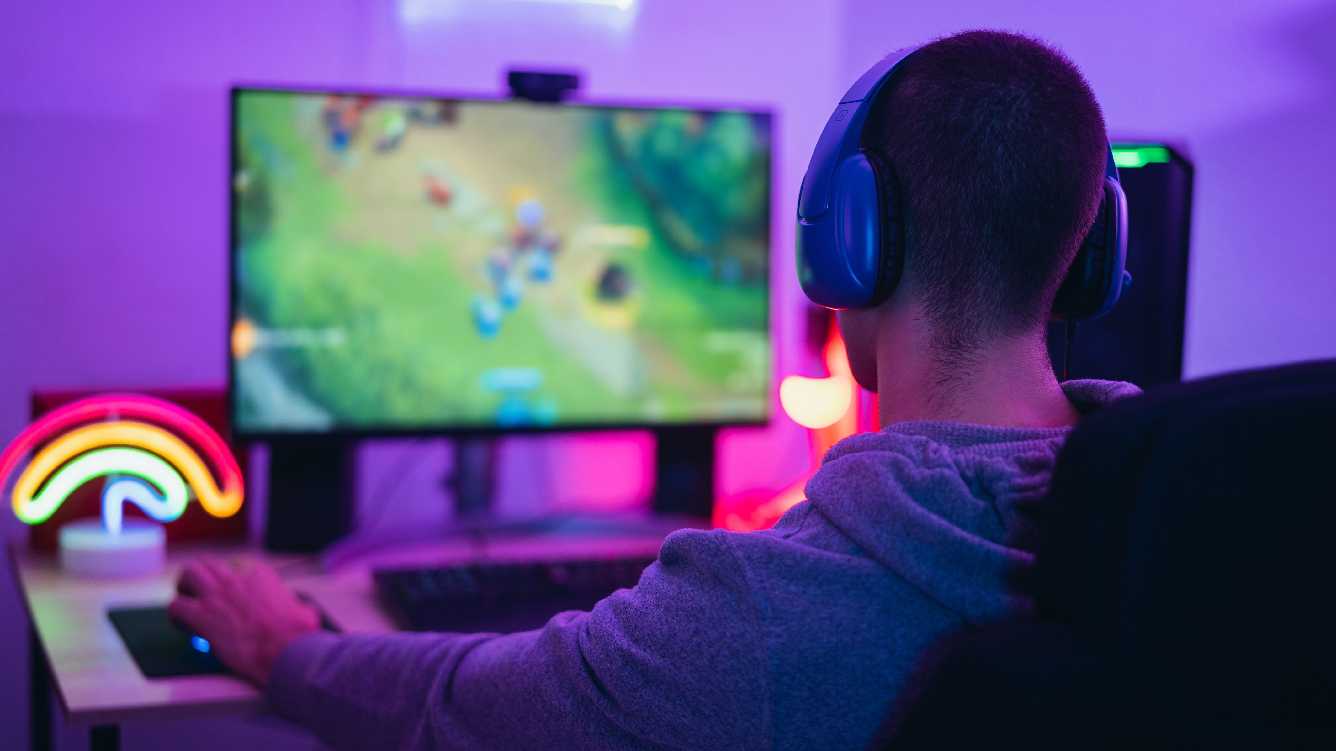 Un joven juega en su ordenador a un videojuego (Shutterstock)