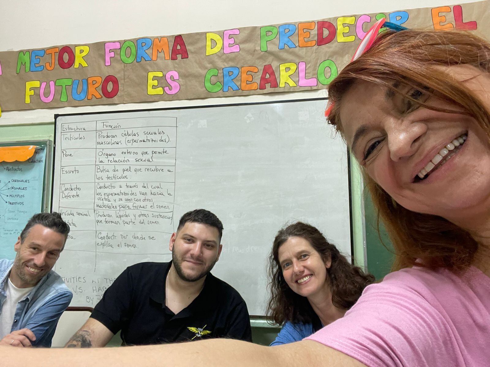 Marcela Feudale posa para la selfie con las autoridades de su mesa (Foto: Teleshow)