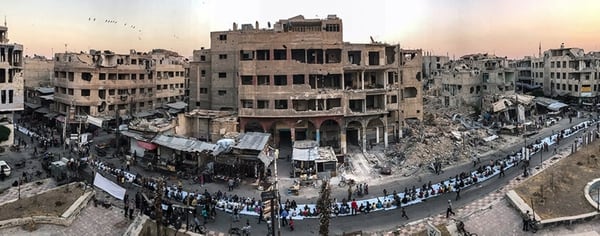 En la categoría “Actualidad” el primer lugar es para Mohammed Badra (Siria) con “Iftar Amongst the Ruins” (Iftar entre las ruinas). La foto se hizo en Duma, Siria, con un iPhone 7.