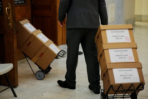 Cajas de documentos en el juzgado del juicio a Bill Cosby (REUTERS/Dominick Reuter)