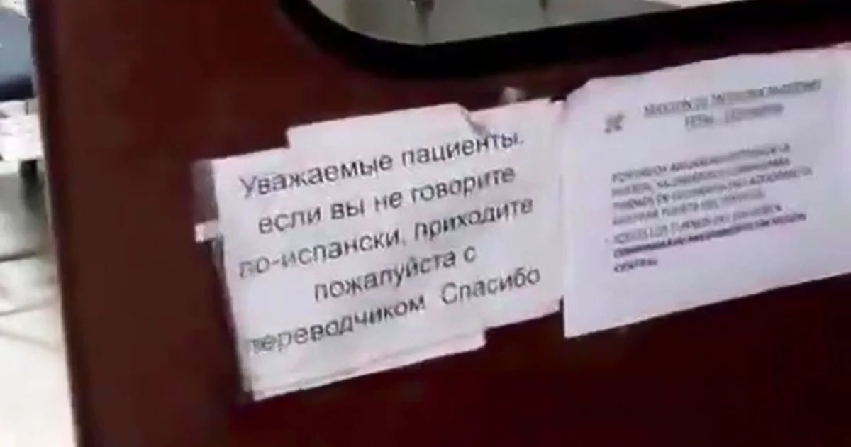 Public hospitals in CABA put up posters in Russian for their foreign patients, infuriating Pichetto.