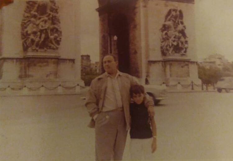 Julio Gallego Soto con su hijo Víctor en el Arco de Triunfo, París, en julio de 1964