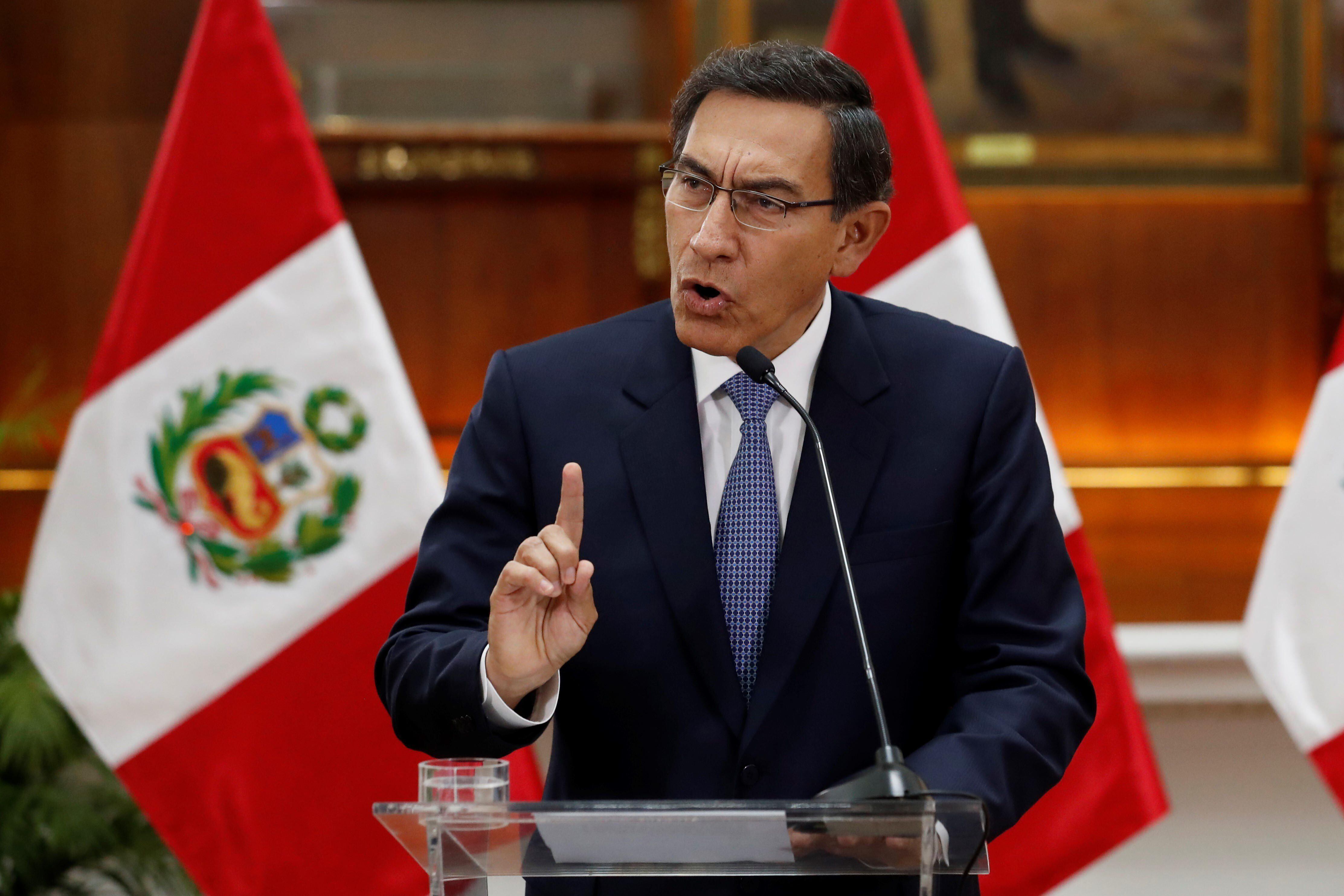 Fotografía de archivo, tomada en septiembre de 2019, en la que se registró al entonces presidente de Perú, Martín Vizcarra, quien gobernó entre 2018 y 2020. EFE/Paolo Aguilar 