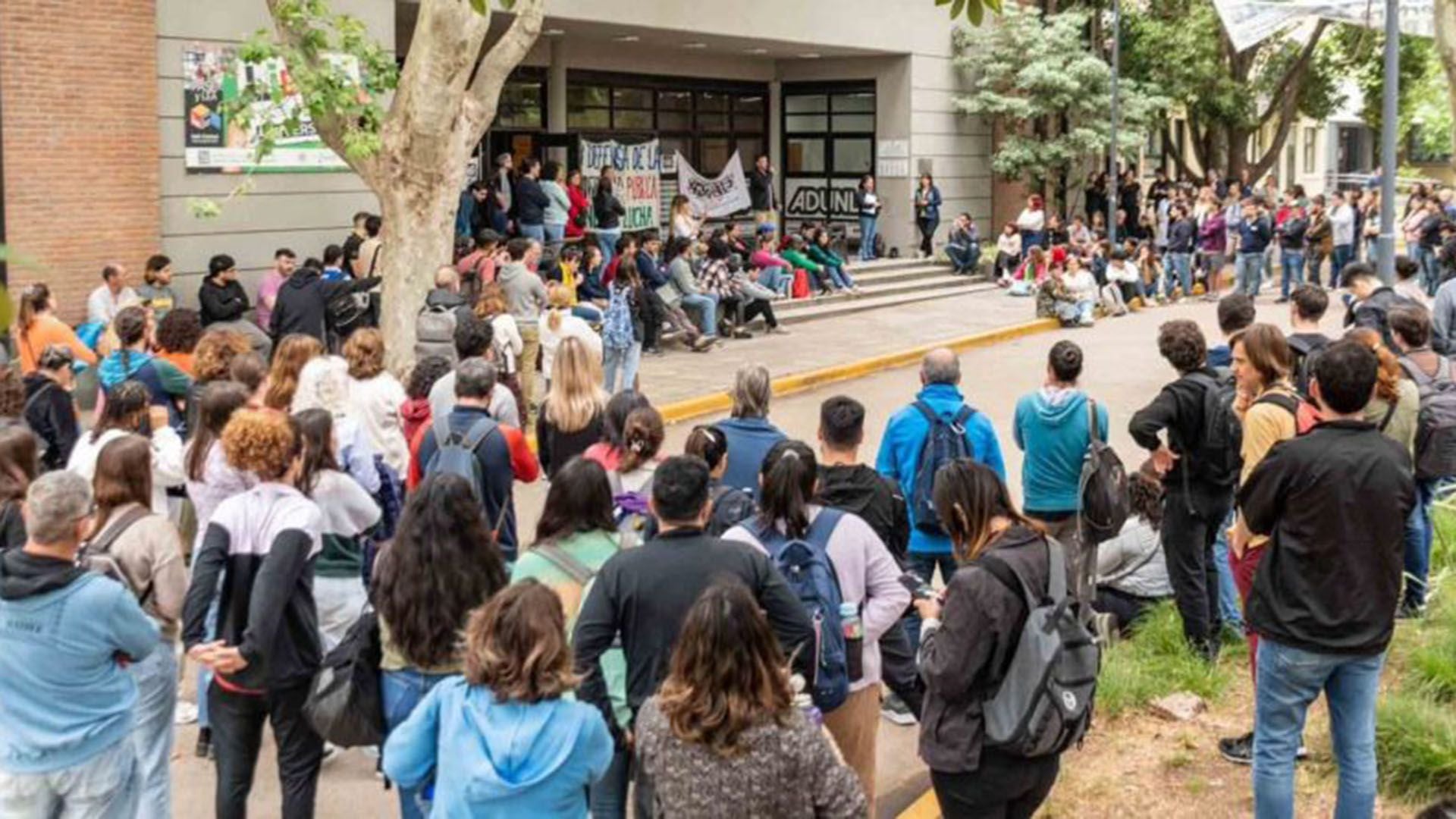 Los sindicatos docentes y no docentes realizan hoy un paro de 24 horas en todas las universidades públicas del país 