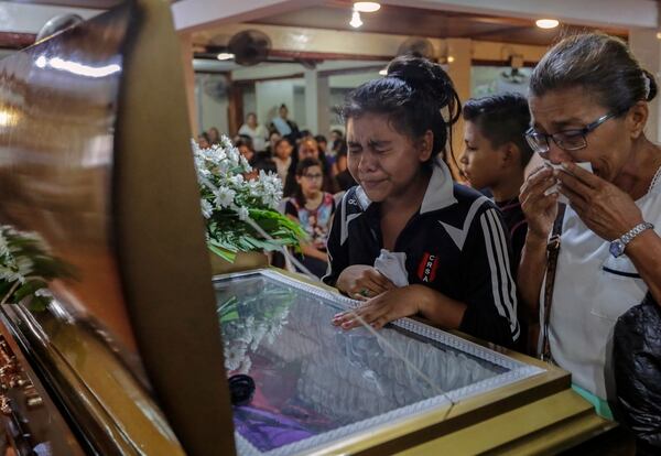 Familiares del adolescente Orlando Córdoba denuncian que murió a manos de la policía en Managua (AFP)