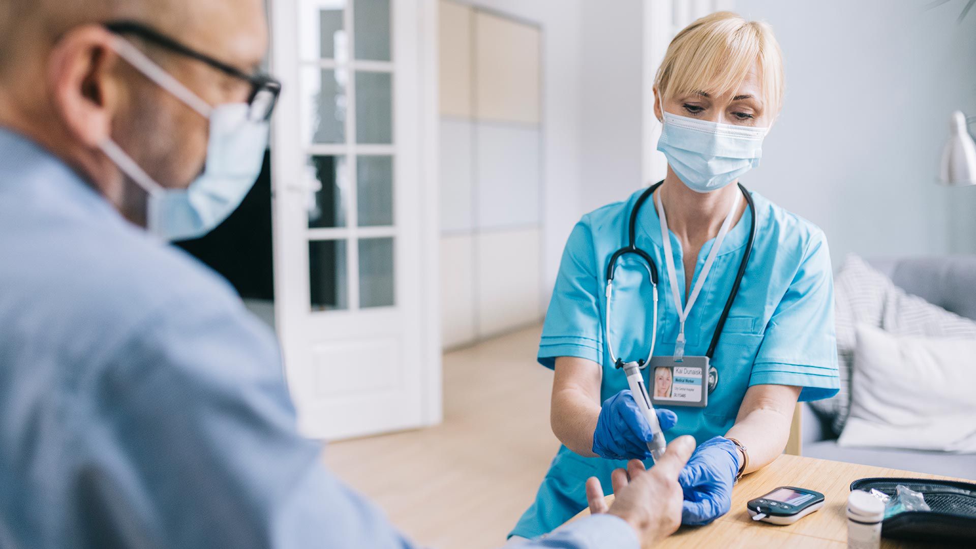 Ils mesurent le glucose d'un homme avec un masque