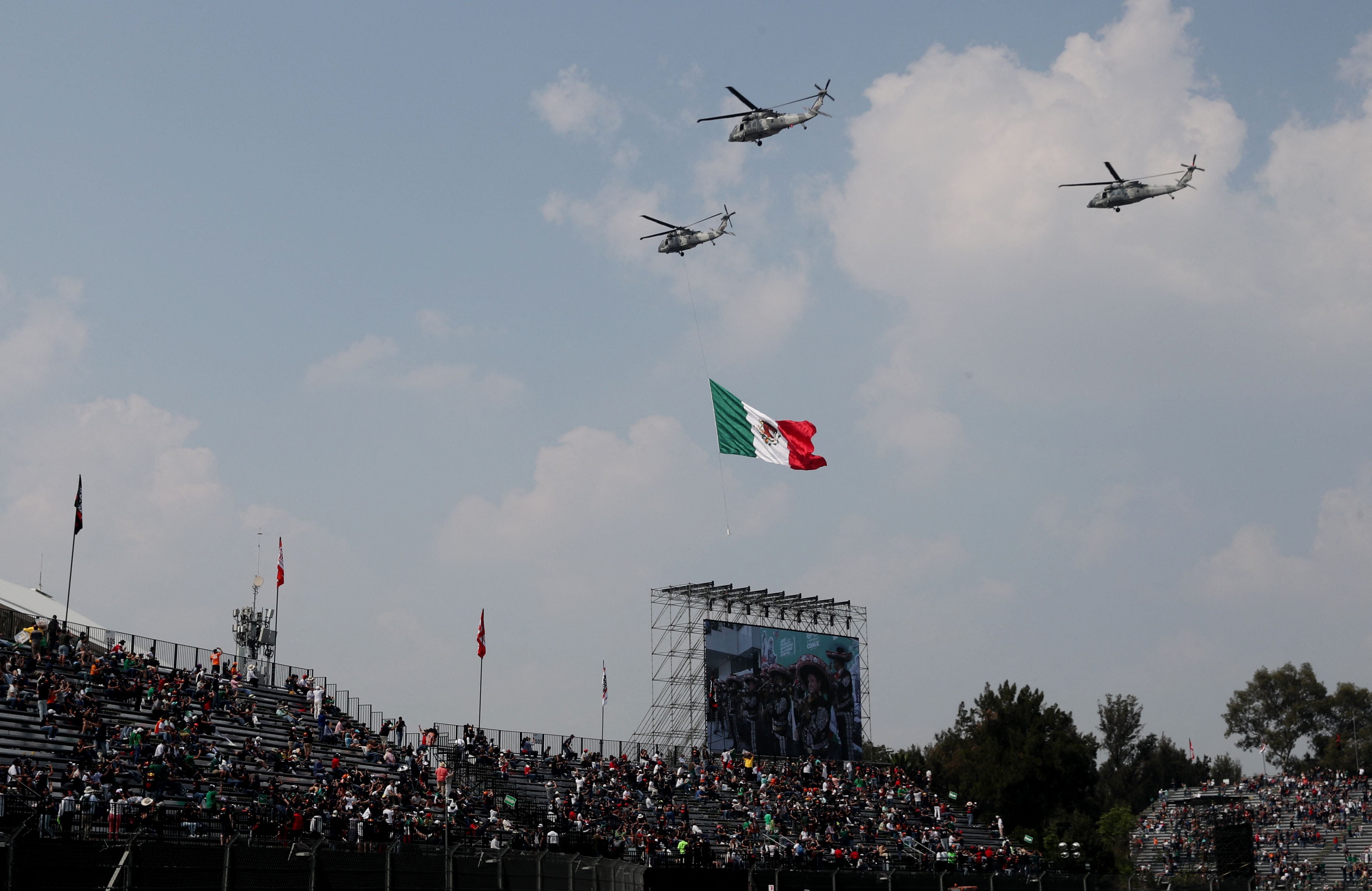 Helicóperos hizaron la bandera de México previo al inicio del Gran Premio de México (Foto: REUTERS/Edgard Garrido)