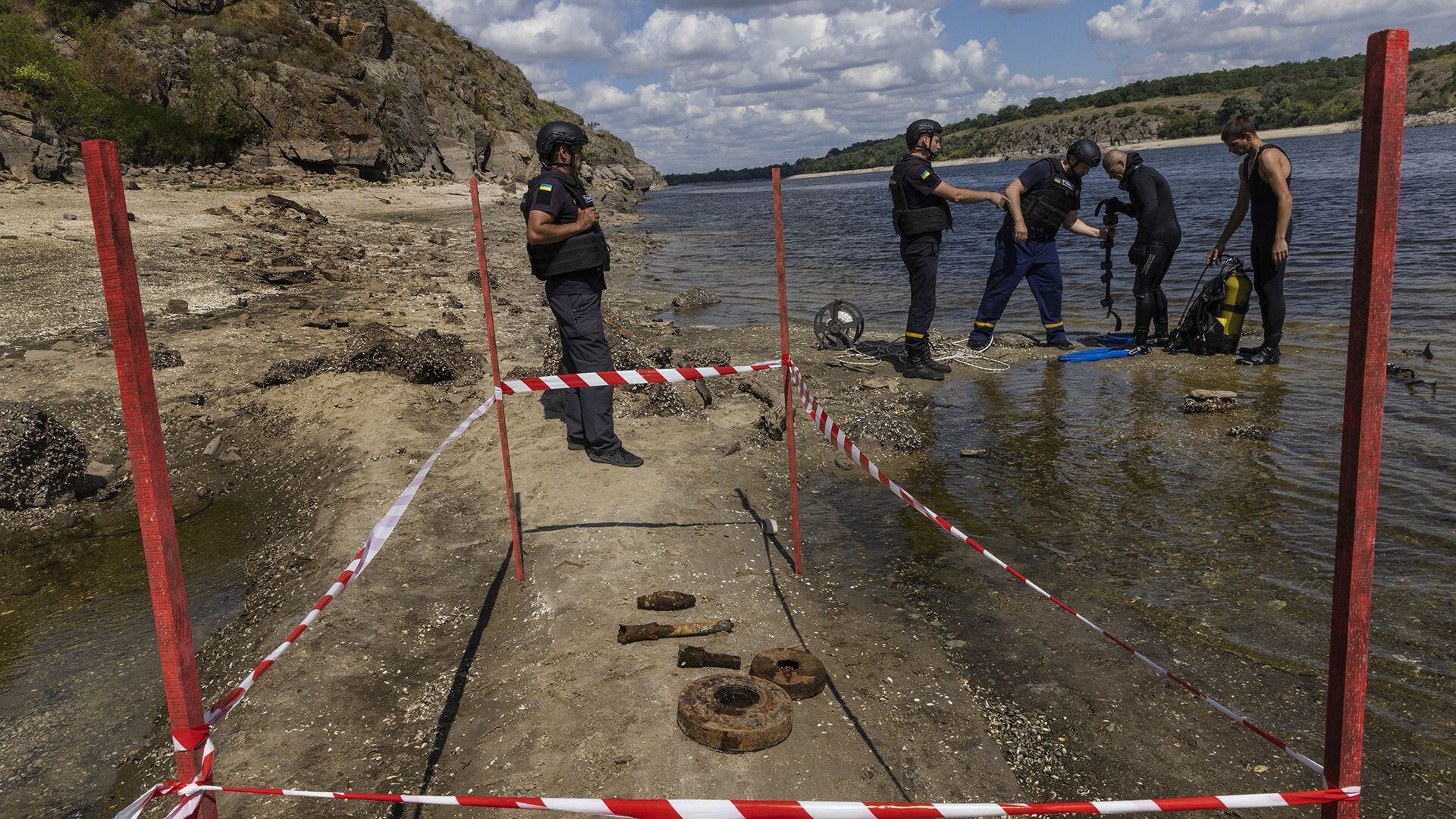 Desminadores ucranianos de los Servicios Estatales de Emergencia de la región de Zaporizhzhia buscan minas, granadas y otros artefactos de la época de la Segunda Guerra Mundial en el río Dnipro (David Guttenfelder/The New York Times)