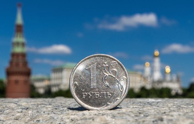 Una moneda de un rublo frente al Kremlin (Reuters)