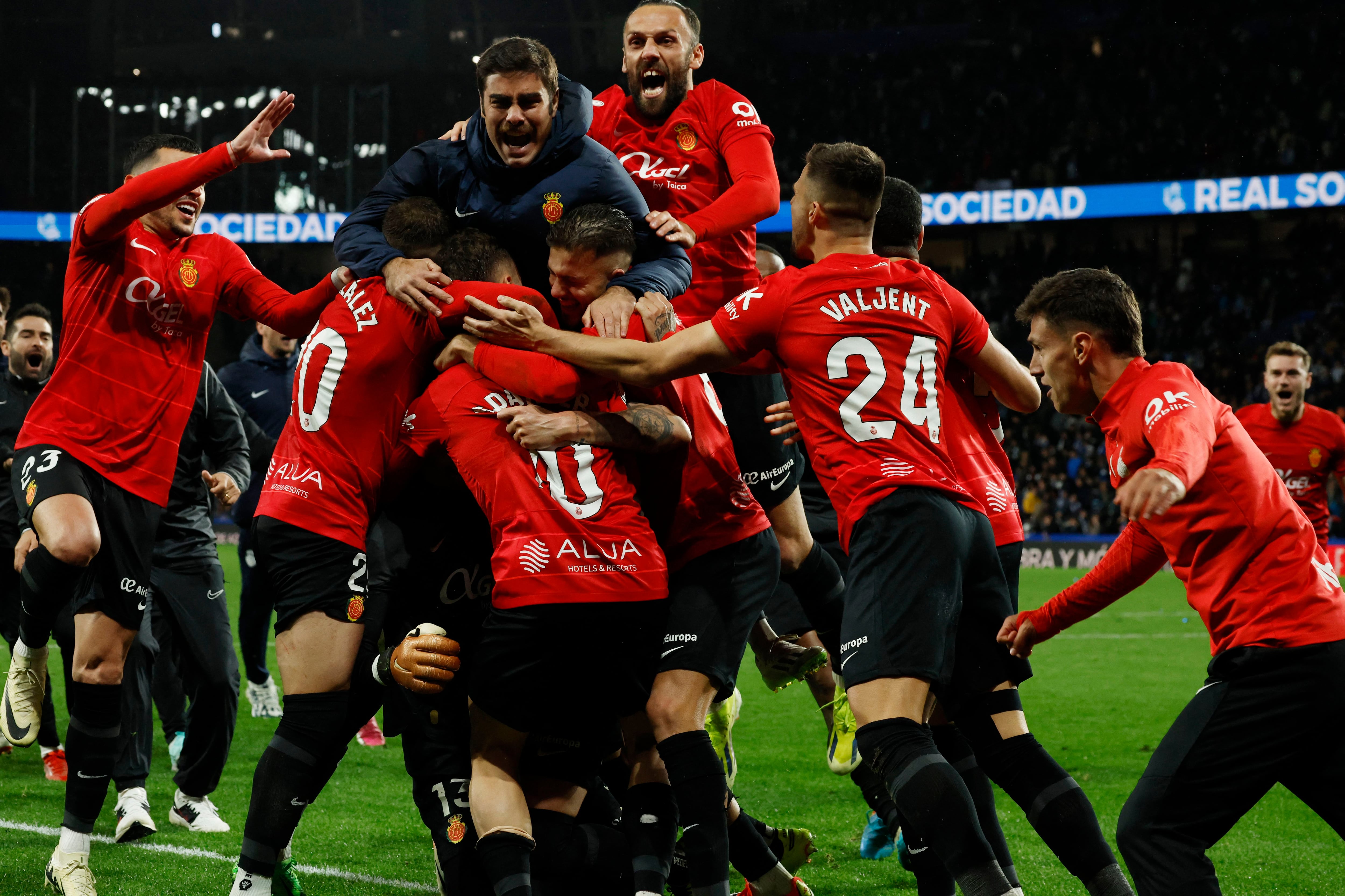 La plantilla del Mallorca celebra su clasificación para la final de la Copa del Rey (REUTERS/Vincent West)