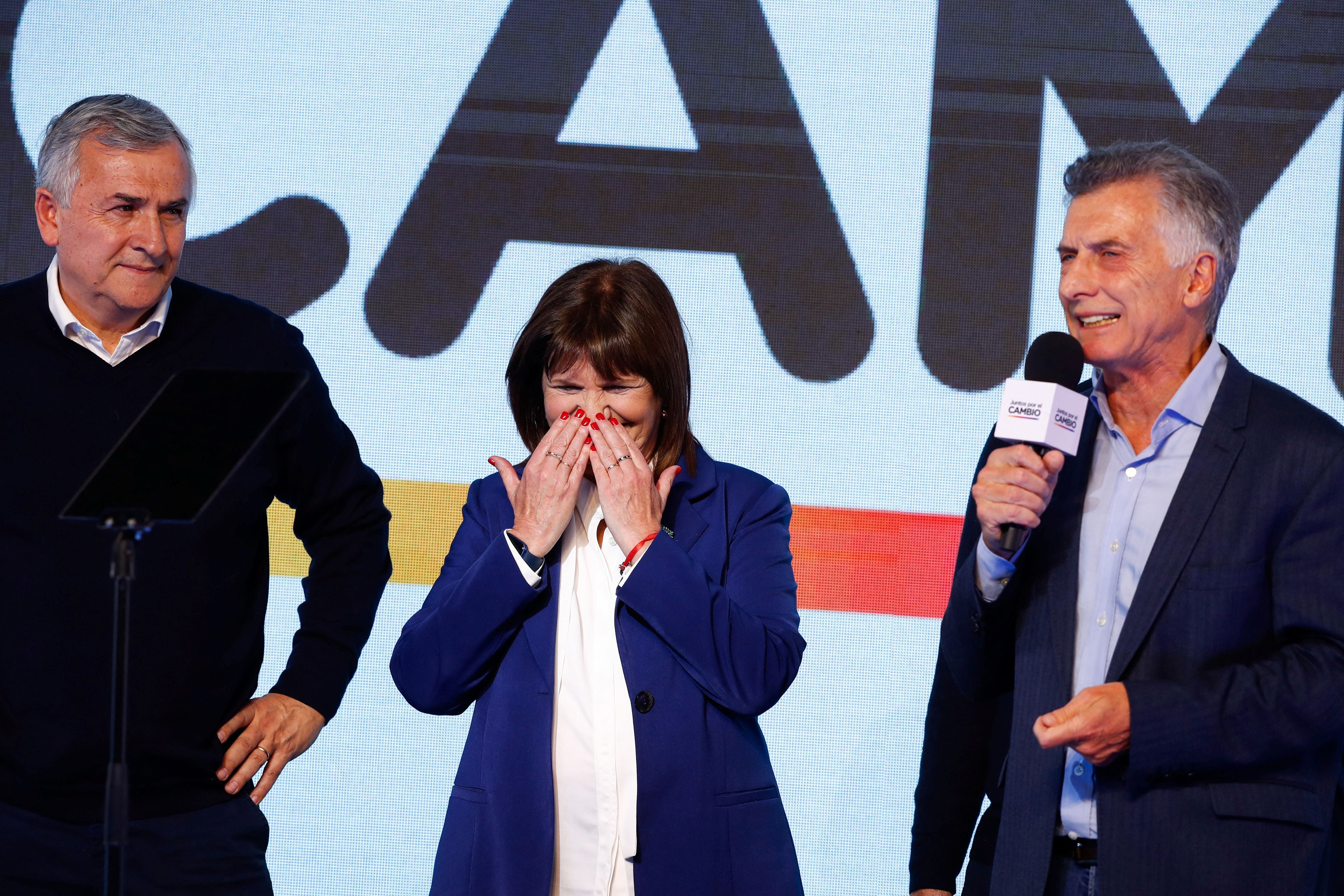 Patricia Bullrich, con Mauricio Macri y Gerardo Morales, en el búnker de JxC en la noche de las PASO (Foto: REUTERS/Agustín Marcarian)