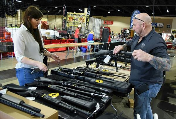 Unos 140 expositores despliegan armas y parafernalia en mesones a menudo decorados con cabezas de caimanes disecadas