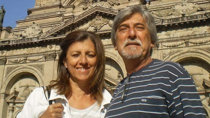 Adriana Cheble (62) y Gustavo Salemme (67) estuvieron juntos 40 años. Ambos médicos cordobeses, contrajeron coronavirus y fallecieron con una semana de diferencia