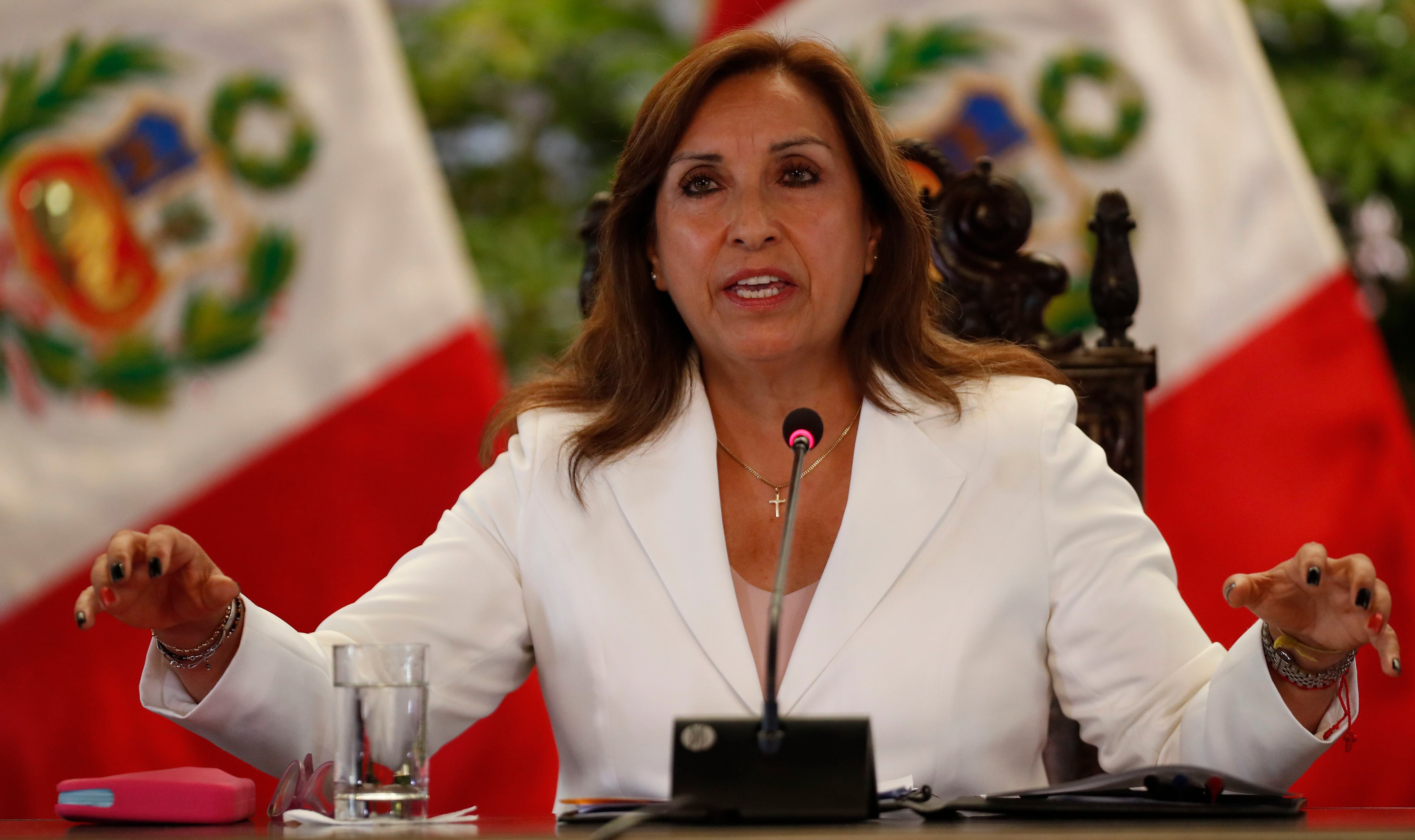 Fotografía de archivo en la que se registró a la presidenta Dina Boluarte durante una rueda de prensa, en Lima (Perú). EFE/Paolo Aguilar 