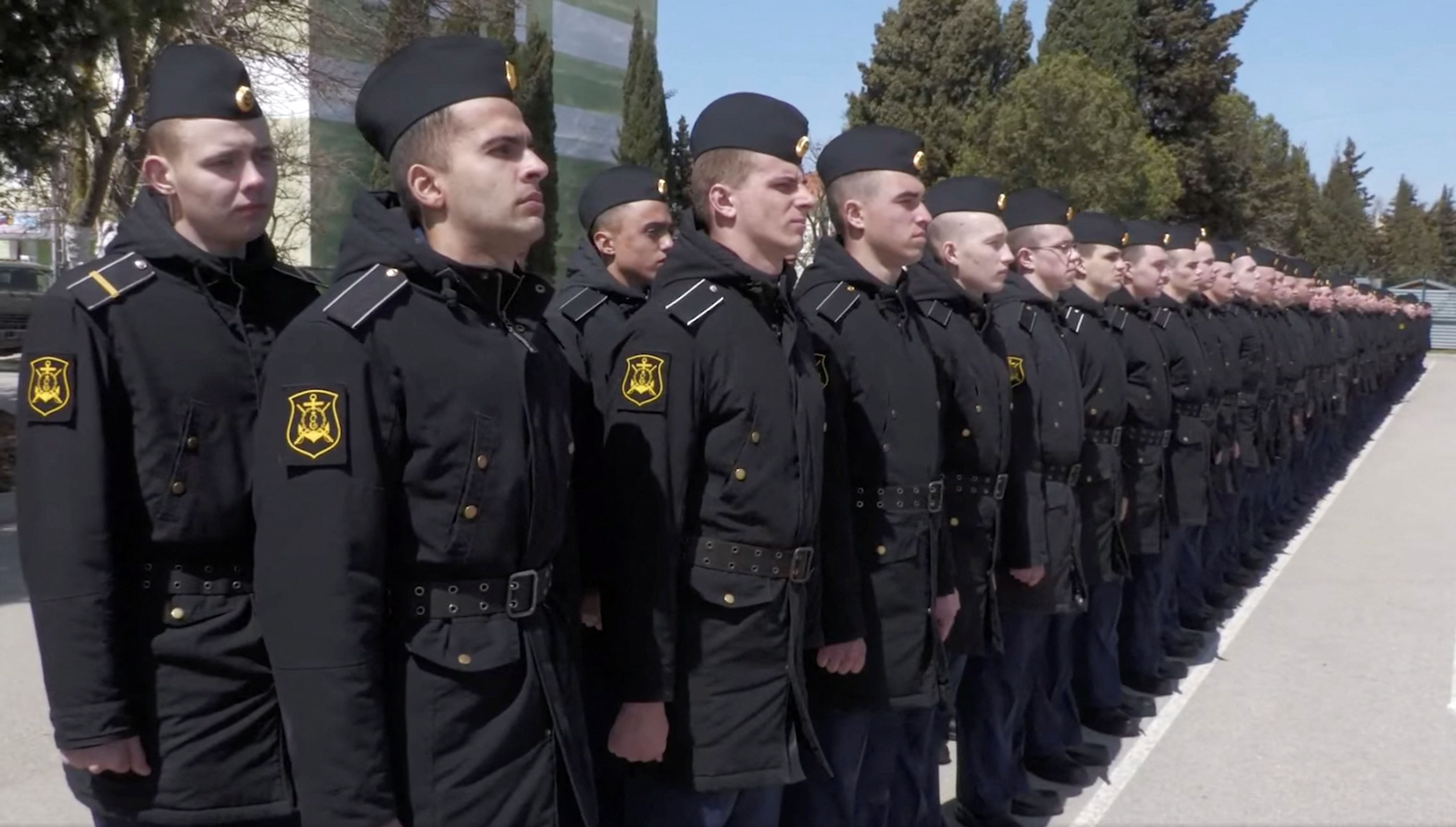 Los miembros de la tripulación del crucero de misiles hundido Moskva se alinean para una reunión con el jefe de la armada rusa, el almirante Nikolai Yevmenov, en Sebastopol, Crimea, en esta imagen fija tomada de un video publicado el 16 de abril de 2022. (Ministerio de Defensa de Rusia/REUTERS)