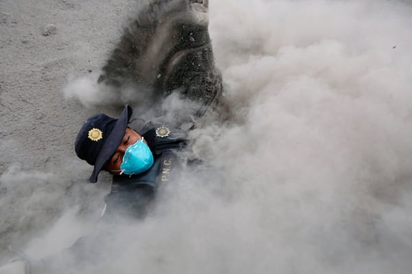 Un policía tropieza cuando corría para alejarse del flujo piroclástico, una combinación de gases volcánicos a altas temperaturas (Reuters)
