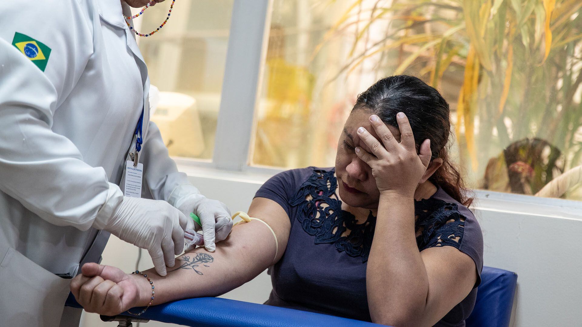 Una trabajadora de la salud revisa a una paciente sospechosa de dengue hoy, en el Centro de Atención de Dengue de la Policlínica Rodolpho Rocco, en el barrio Del Castilho, en Río de Janeiro (Brasil). EFE/ André Coelho
