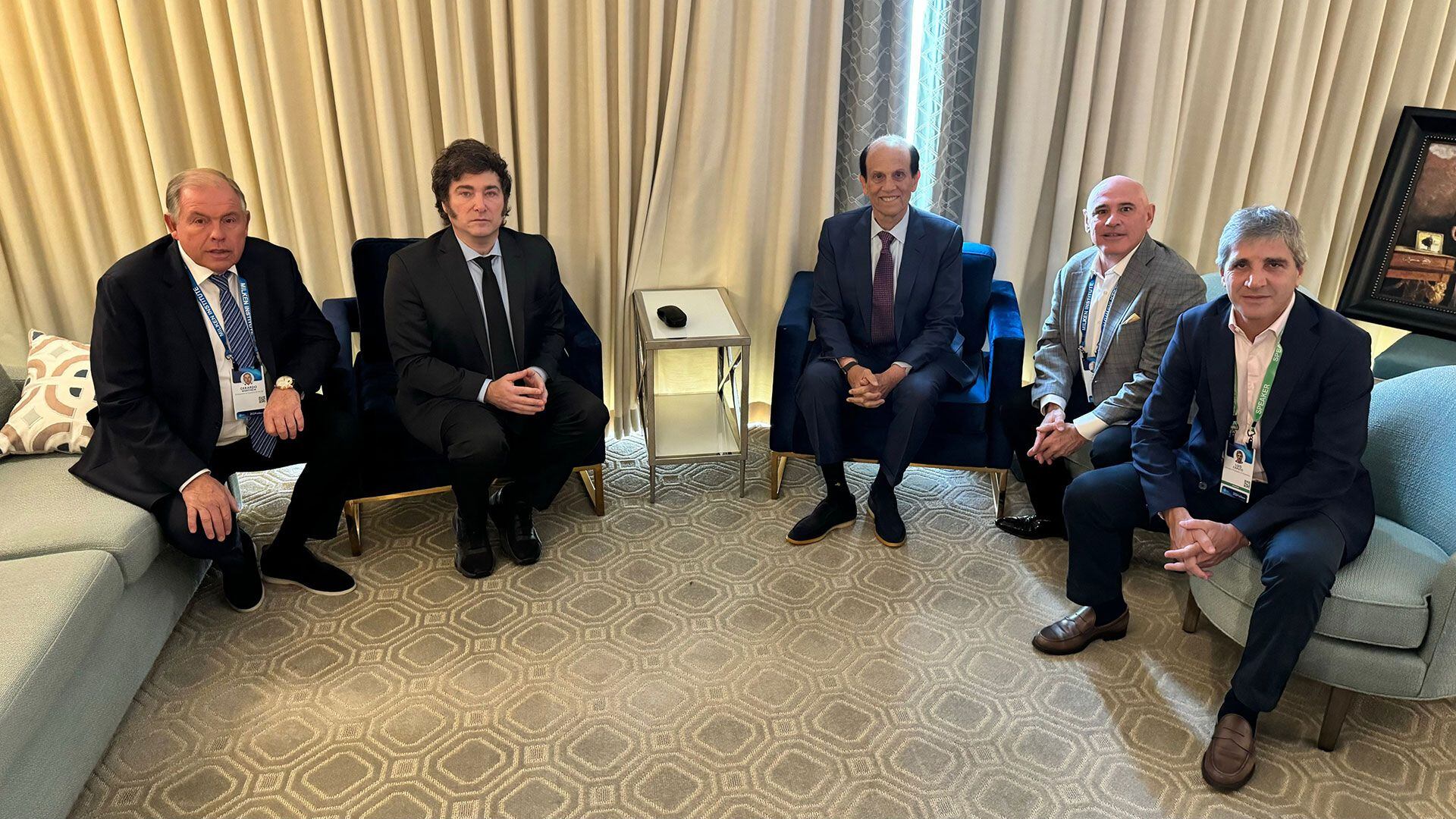 El Presidente Javier Milei mantuvo una reunión en Los Ángeles con Michael Milken, Presidente del Instituto Milken  Ministro de Economía, Luis Caputo; el Embajador argentino ante los Estados Unidos, Gerardo Werthein; y el empresario Robert Citrone