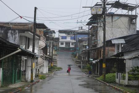 Un menor fue impactado por una bala cuando estaba en su casa tras enfrentamientos entre los Shottas y los Espartanos - crédito Fernando Vergara/AP