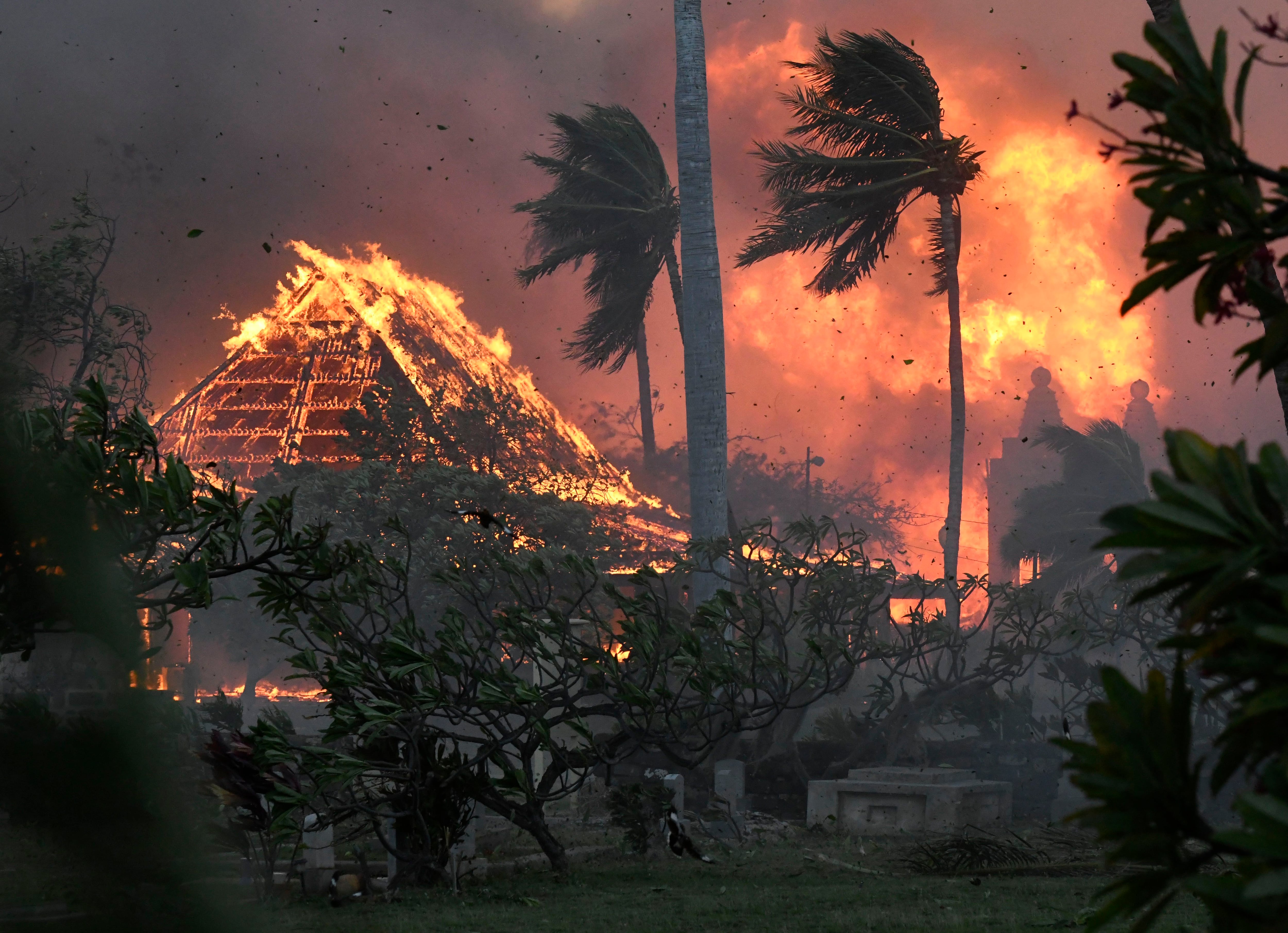 El vestíbulo de la histórica Iglesia Waiola de Lahaina y la cercana Misión Hongwanji de Lahaina están envueltos en llamas. (Matthew Thayer/The Maui News via AP)