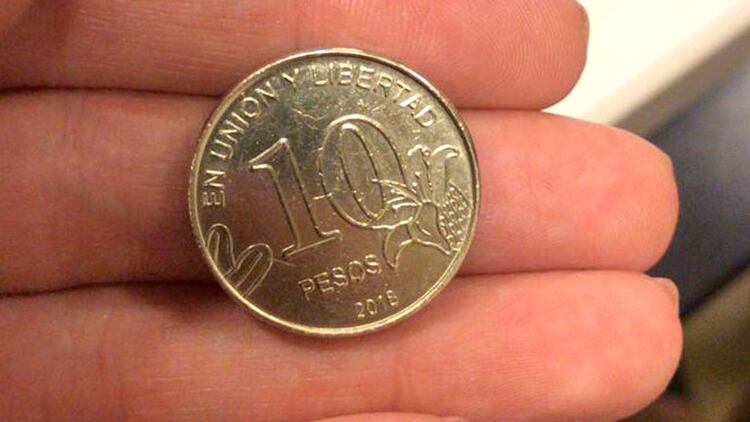 La moneda de 10 pesos tiene un costo aproximado en metal de 3,50 pesos, al que hay que añadirle la acuñación y lo más caro: su distribución