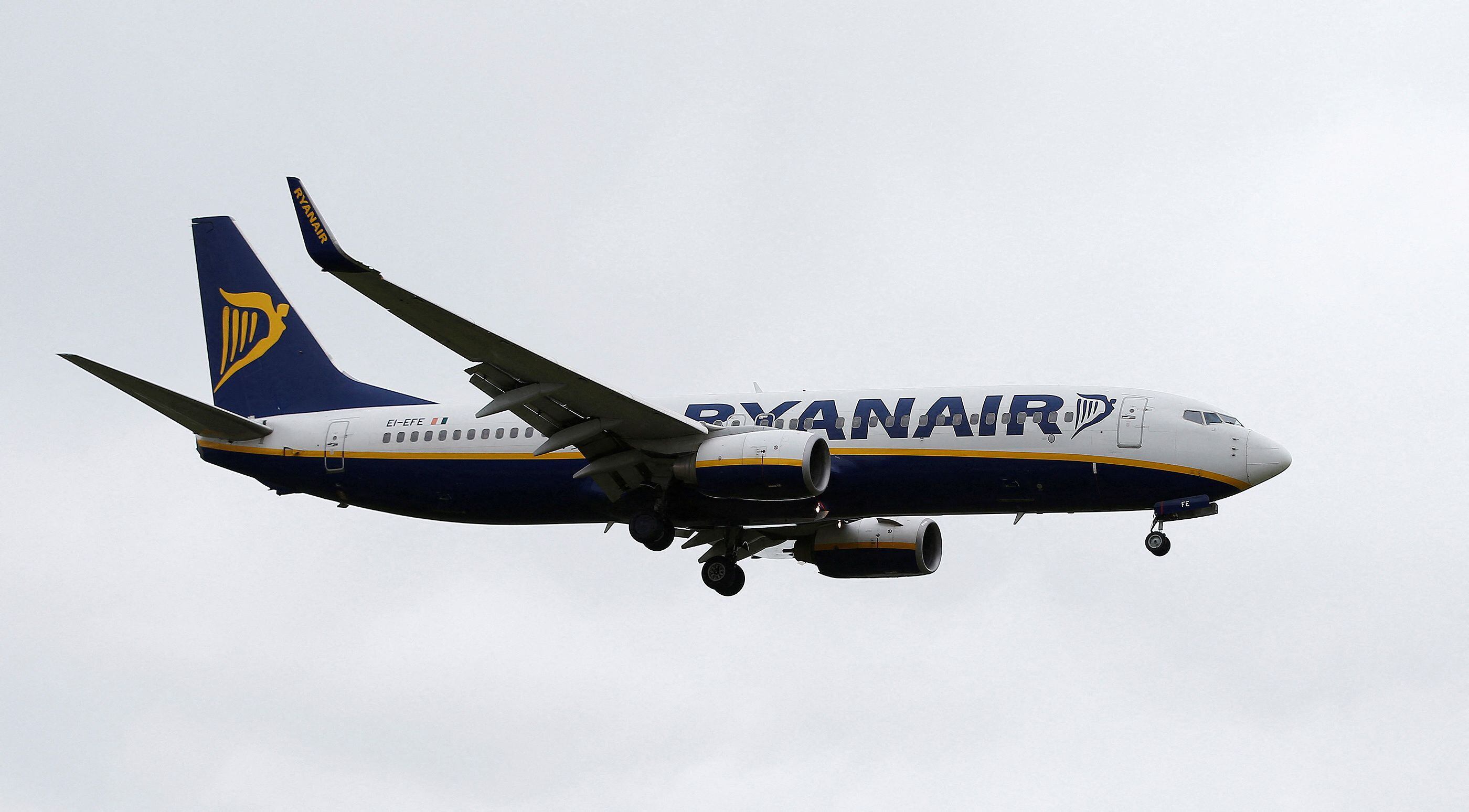 Un avión de Ryanair aterriza en el aeropuerto de Manchester. (REUTERS/Andrew Yates)