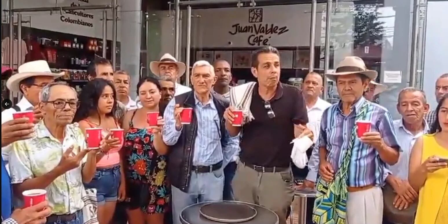 Los representantes de la Unión Colombiana de Cafeteros llegaron hasta un establecimiento de Juan Valdez para protestar por el precio que reciben por un bulto de café - crédito @DignidadCafe/ X