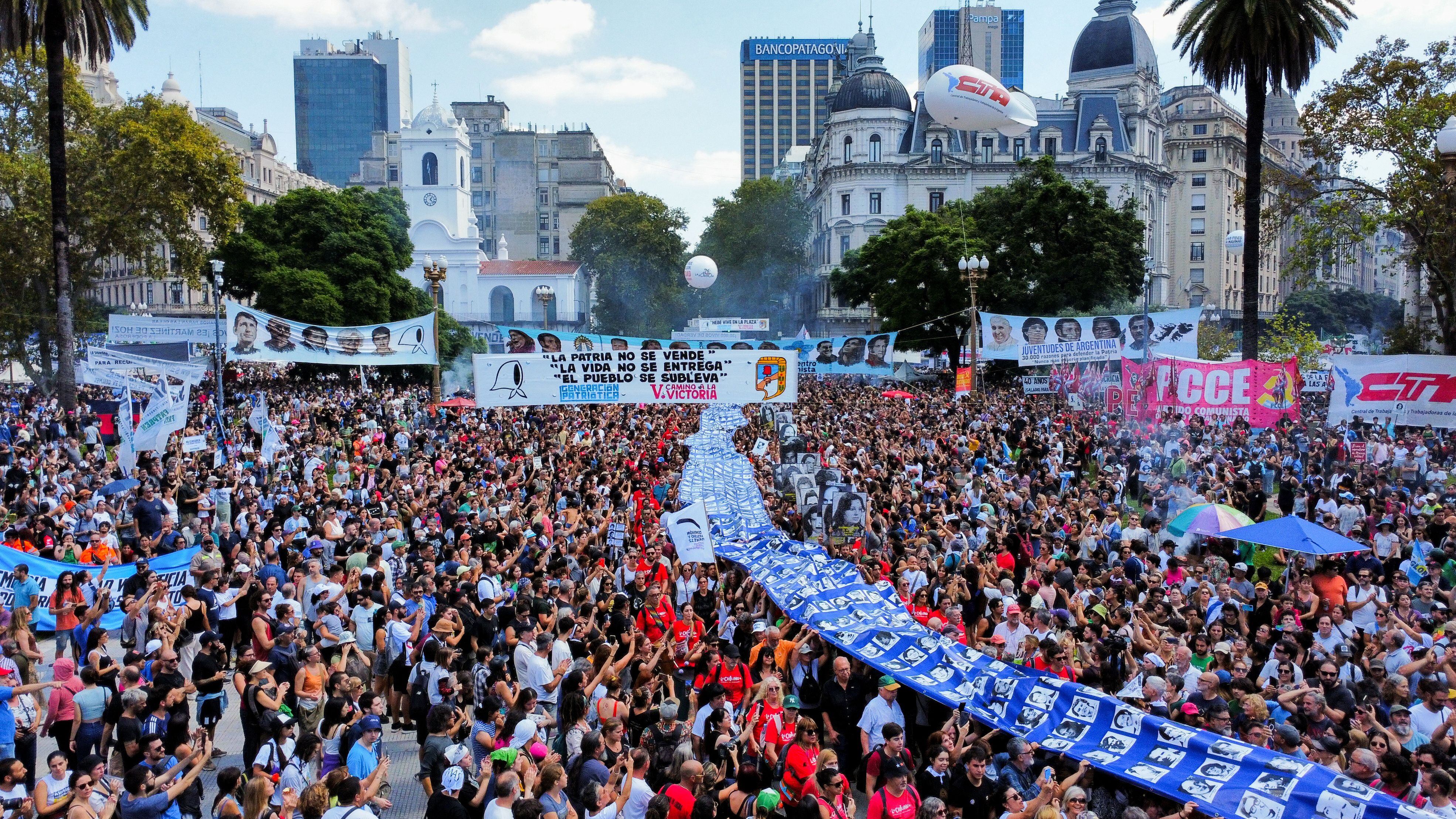 La larga bandera con los rostros de los desaparecidos que llegó hasta la Plaza de Mayo (foto Reuters) 