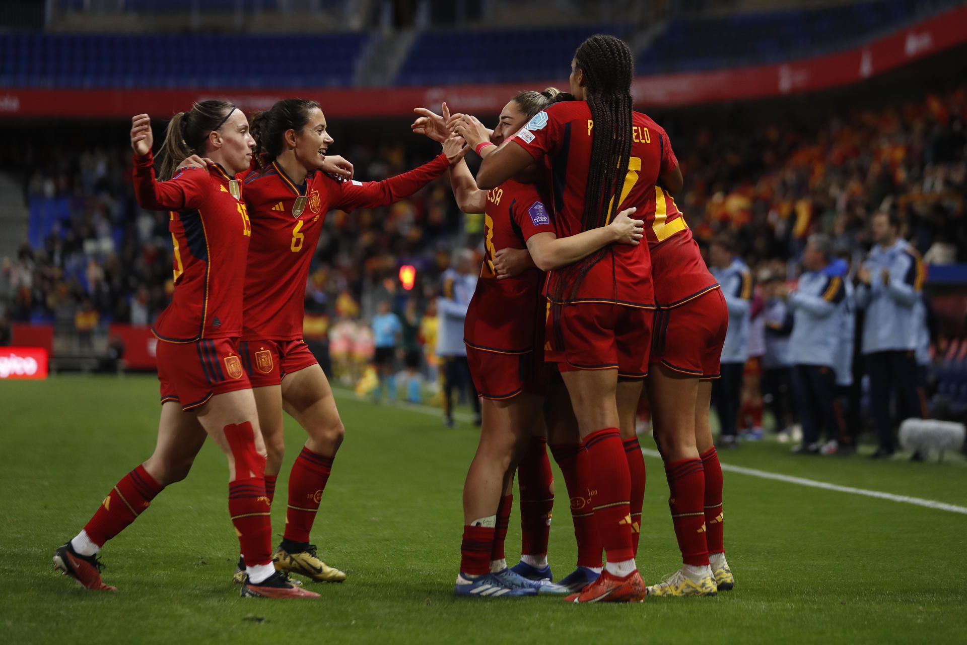 Las jugadoras de España celebran uno de los goles durante el encuentro ante Suecia (EFE/ Jorge Zapata)