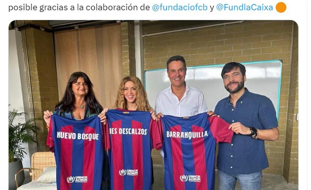 Shakira no guarda rencor! La artista posa con una camiseta del Barça  durante un evento en Barranquilla