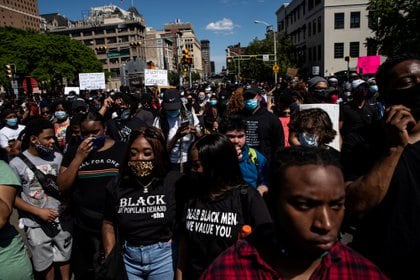 Manifestación contra la muerte de George Floyd en Newark, Nueva Jersey, EE.UU., el 30 de mayo de 2020 (REUTERS/Jeenah Moon/Foto de archivo)