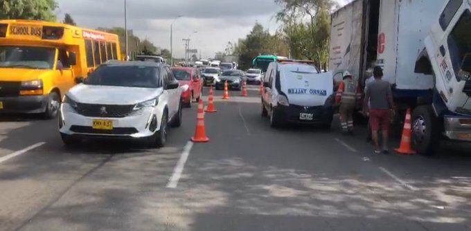 Vehículo varado en la autopista Norte- crédito @SectorMovilidad/X